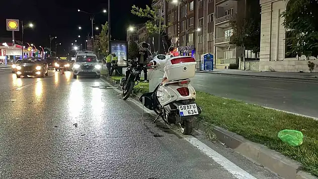 İki motosiklet çarpıştı: 1'i ağır 2 yaralı