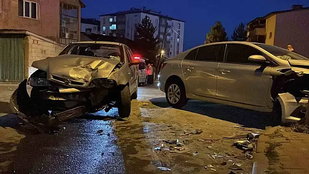 İki otomobil çarpıştı: 6 kişi yaralandı
