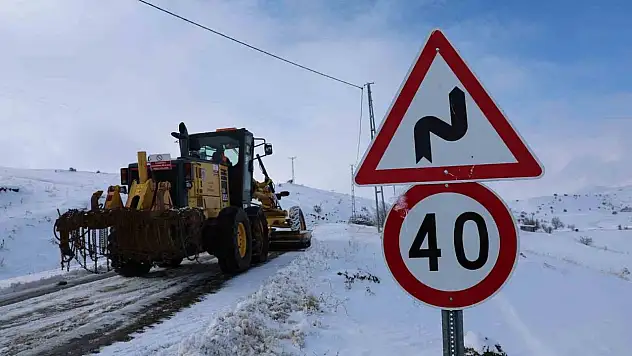 Karla kaplı yolda 7/24 çalışma