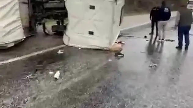 Sivas'ta kontrolden çıkan kamyon devrildi