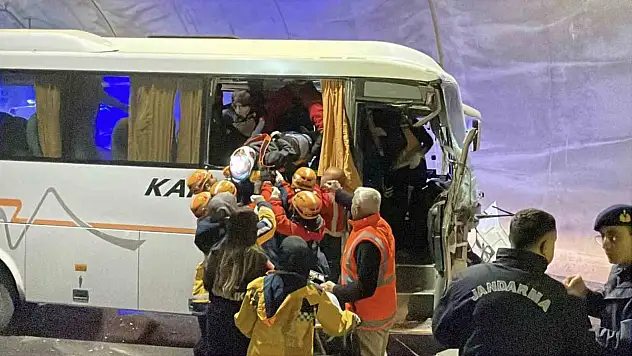 Midibüs tıra arkadan çarptı: 10 yaralı