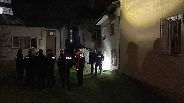 Müstakil ev yan yattı, yaşlı kadın kendini dışarı attı!