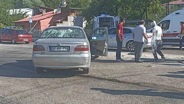 Otomobiller çarpıştı: 1'i ağır 4 yaralı