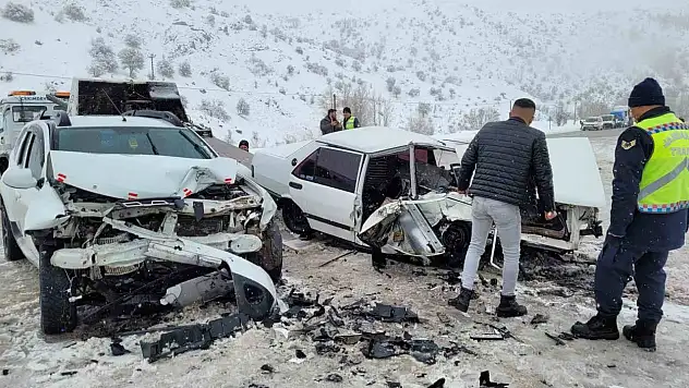 Otomobiller kafa kafaya çarpıştı: 1 ölü, 6 yaralı