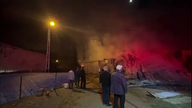 Sivas'ta panik anları! Ahırda yangın çıktı