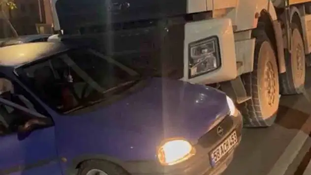 Komşuda can pazarı: Kamyon otomobile çarptı