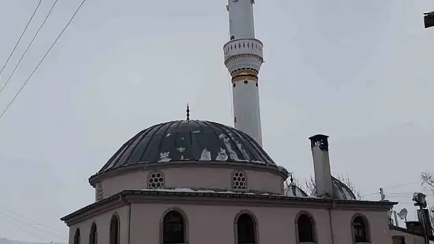 Şddetli rüzgar cami minaresinin külahını uçurdu