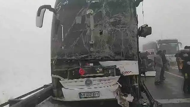 Sis kazaları beraberinde getirdi!4 araç birbirine girdi