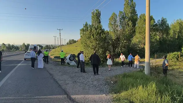 Su kanalına yuvarlanan otomobildeki 3 kişi yaralandı