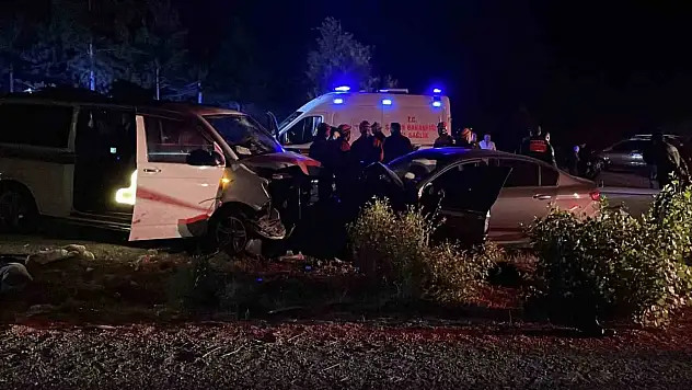 Sivas'ta ters yöne giren minibüs otomobille çarpıştı: Ölü ve yaralılar var