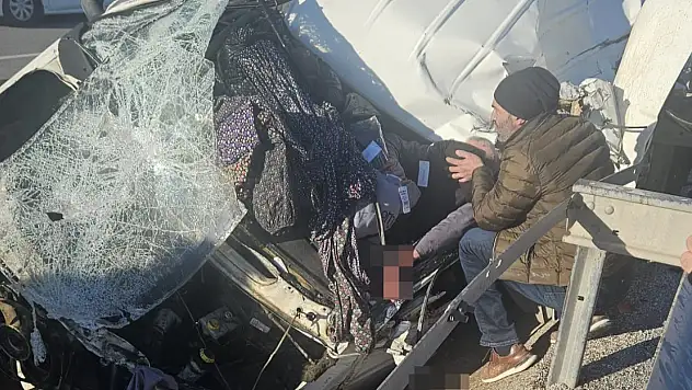 Sivas'ta ticari araç bariyere saplandı