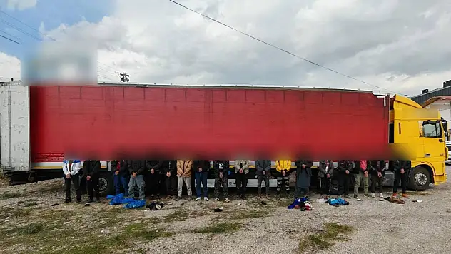 Tırın dorsesinden 18 kaçak göçmen çıktı