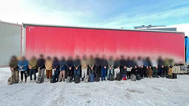 Tır dorsesinde 25 kaçak göçmen yakalandı