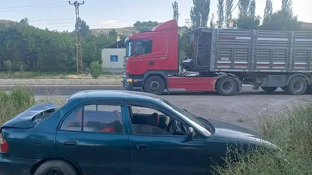 TIR ile otomobil çarpıştı: 2 yaralı