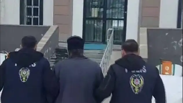 Silahla yağma suçundan aranan zanlı yakalandı