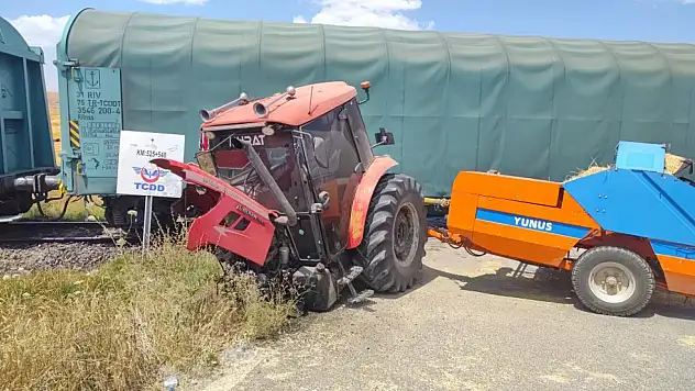 Kayseri'ye gelen yük treni ile traktör çarpıştı: 1 yaralı