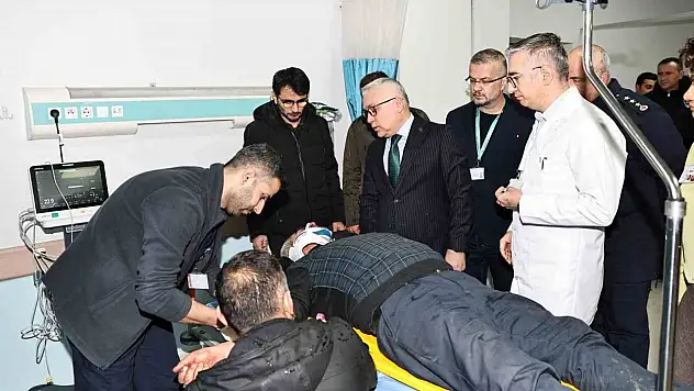 Kazada yaralanan 14 öğrenciyi Vali ziyaret etti!