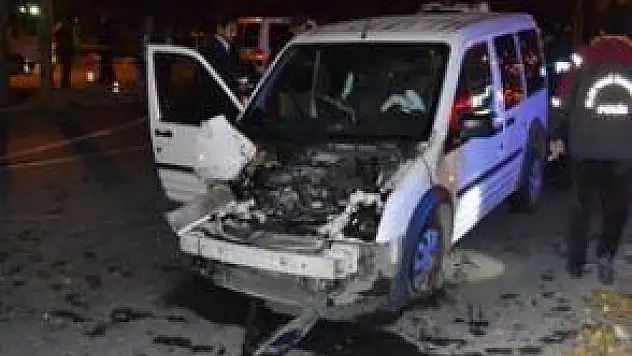SİVİL POLİS ARACI İLE KAMYON ÇARPIŞTI: 3 POLİS YARALI