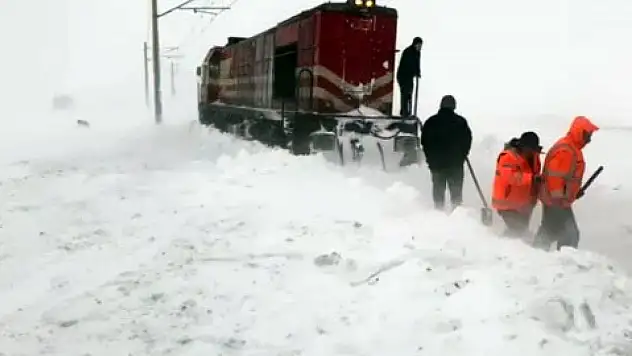 Kar 1 metreyi aştı! Trenler kürekle açıldı