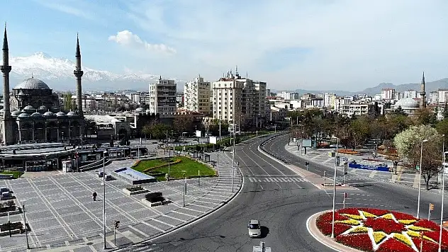 Sokağa çıkma kısıtlamasının son gününde cadde ve sokaklar boş kaldı
