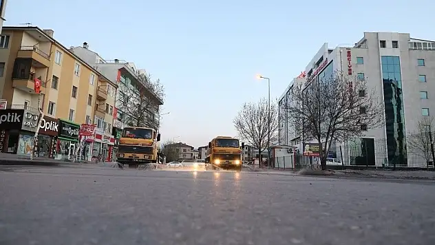 Sokağa çıkma yasağında Melikgazi'de cadde ve sokaklar dezenfekte edildi