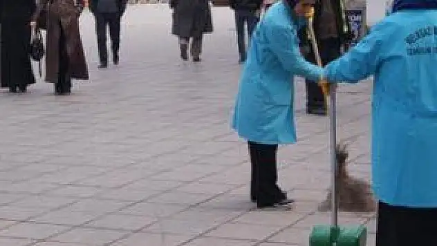 SOKAĞA KADIN ELİ DEĞDİ