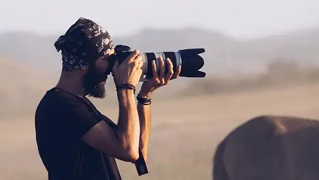Sokak hayvanları için fotoğraf çekiyor