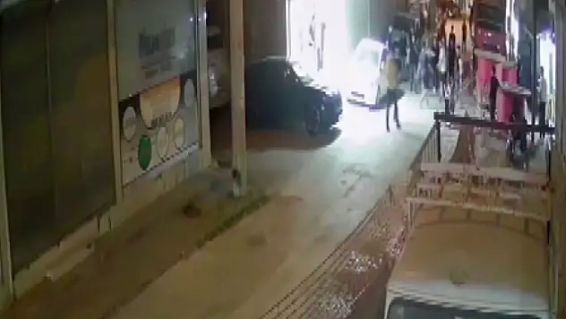 Sokak ortasında kavga! Tekme ve yumruklar havada uçuştu