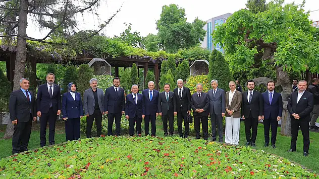 Son Başbakan Kayseri'de konuştu: Bahtiyarlık duyuyorum!