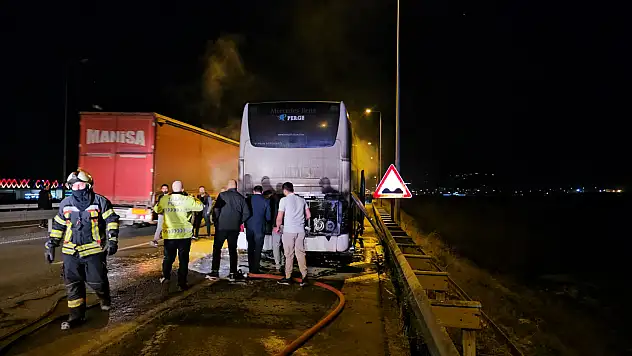 Son dakika: Kayseri'de turistleri taşıyan otobüs yandı
