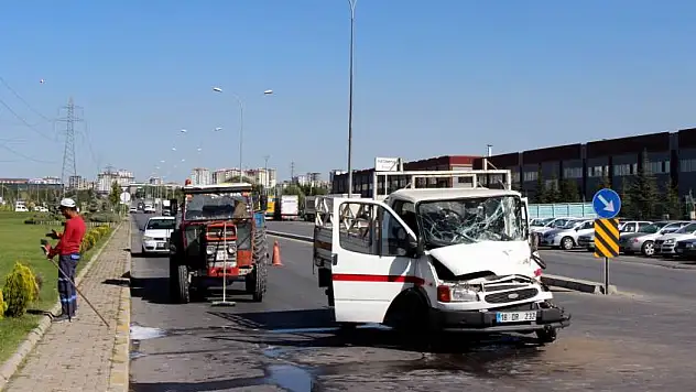 Son Dakika... OSB'de Kamyonetler çarpıştı