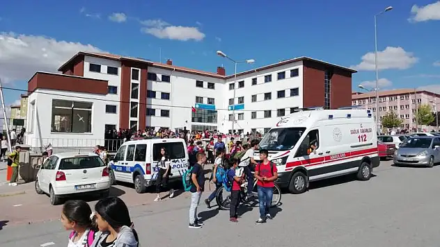 Son dakika... Sınıfta asma tavanındaki kartonpiyer öğrencinin üzerine düştü!