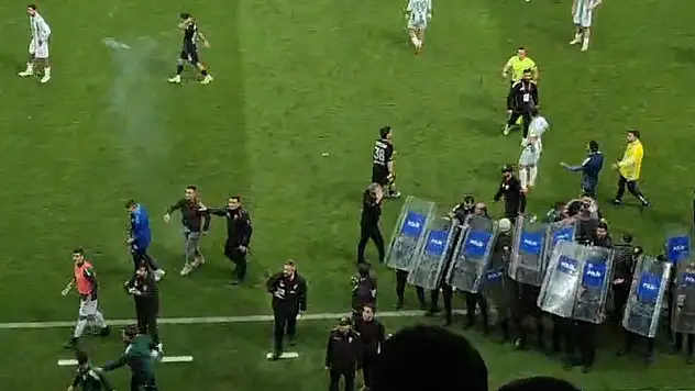 Son dakika! Tansiyon yükseldi: Çevik Kuvvet sahaya girdi