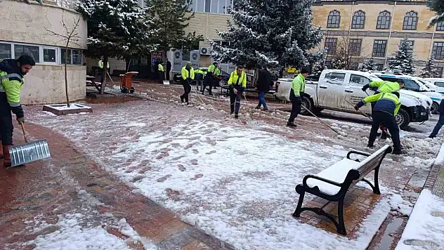 Ekipler karla mücadele için sahada