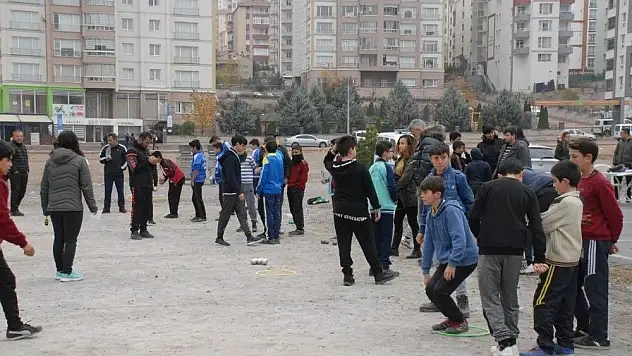Sporcular attı, sokaktakiler izledi
