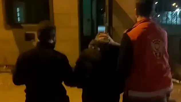 Şüpheli hareketleri ele verdi! Bakın hangi suçtan aranıyormuş