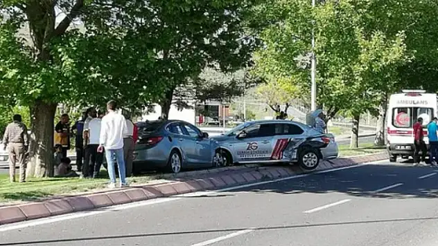 Sürücü adayının kullandığı araç ile otomobil çarpıştı