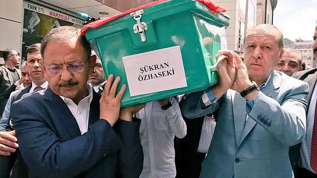 Tabutu Birlikte Omuzladılar