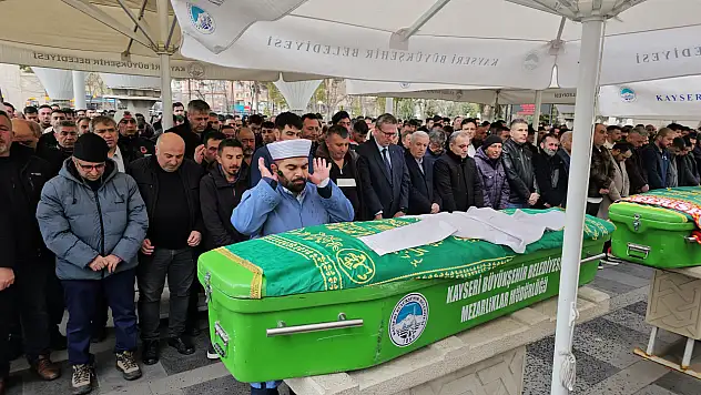 Tabutun üzerine hekim önlüğü konuldu! Yaren gözyaşları içinde uğurlandı