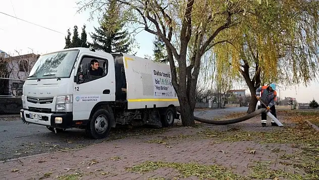 Talas Belediyesi ekipleri kuru yaprakları gübreye dönüştürüyor