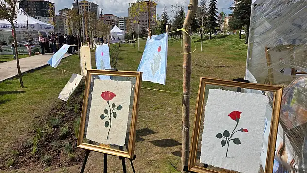 Talas Çiçek Şenliği'nde ebru sanatının teknikleri konuşuldu