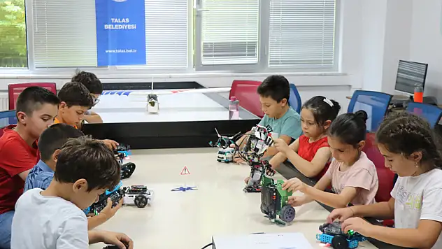 Talas'ın küçük mucitleri robot tasarlıyor, yazılım öğreniyor