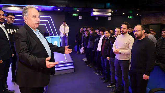 Talas'ta E-Spor Arenası gençleri buluşturdu