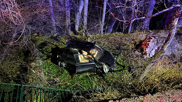 Kayseri'de facianın eşiğinden dönüldü! Otomobil bahçe duvarından uçtu