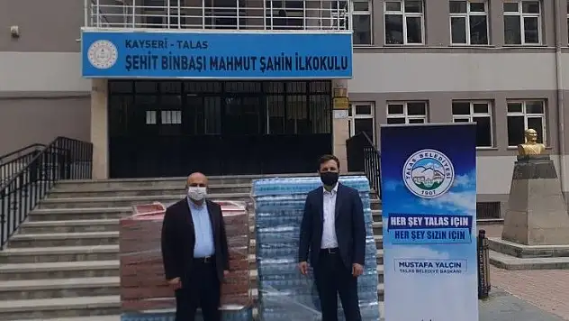 Öğrencilere su ve kek ikramı