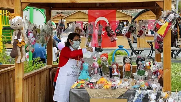 Maharetli Eller iş başında