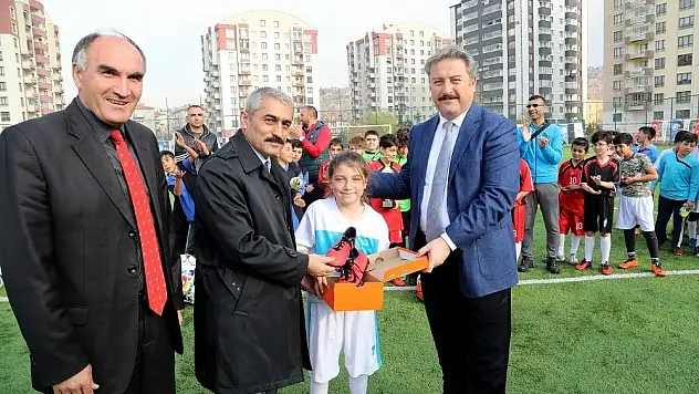 Talas'ta okullar arası futbol turnuvası
