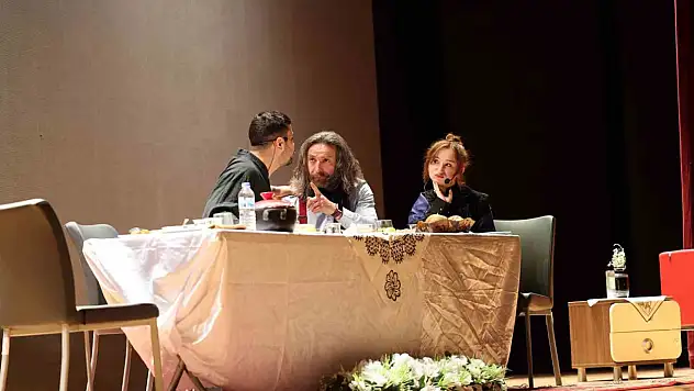 'Bir Meddah Arkadaşım Var' izleyiciyi kahkahaya boğdu
