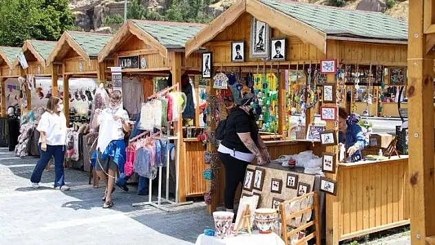 Talas'ta sahne 'Maharetli Eller'in