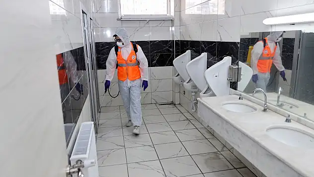 Talas'ta sınıflar ve tuvaletler dezenfekte ediliyor